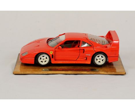 Burago Ferrari F40 (1987) ( 1:18 scale model car on an angled wood base (14,5 x 27 x 2,5 cm). Metal plate on the wood base ha