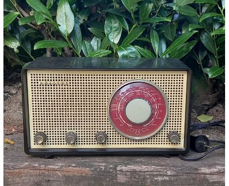 Original vintage Philips radio with tube amplifier in working condition. Size: 18 x 32 x 15 cm. Condition: Excellent.