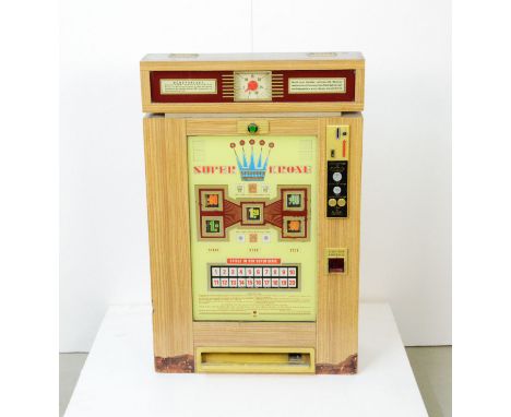 German slot machine Super Krone. Playable. Good visual condition, missing the decorative top layer in a few spots. Size: 88,5