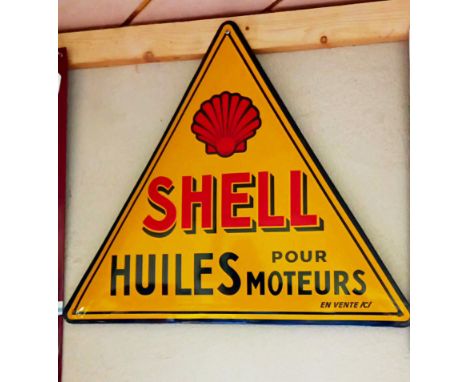 French Shell engine oil enamel sign in excellent condition with great gloss. Size: 51 x 51 cm. Condition: Excellent.