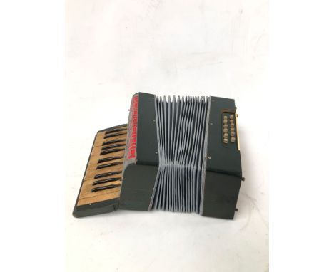 Antique accordion. Size: 32 x 37 x 16 cm. Condition: Good.