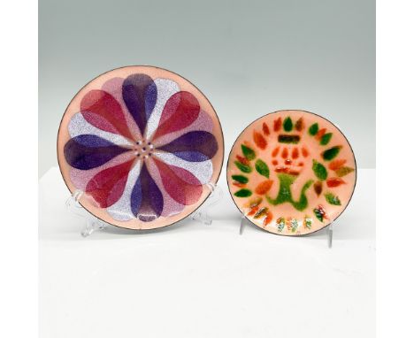 A pair of vibrant mid-century enamel on copper plates by Annemarie Davidson. The larger plate features a geometric floral des