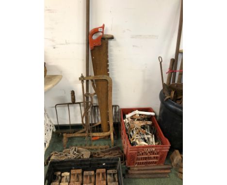 A LARGE QUANTITY OF VINTAGE GARDEN TOOLS, SACK SCALE WEIGHTS, ETC. 