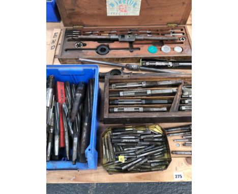 A LARGE COLLECTION OF GOOD QUALITY MILLING MACHINE TOOLS, THREAD CUTTERS BY ROEBUCK, ETC. 