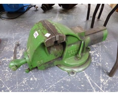 A LARGE GREEN RECORD BENCH VICE. 