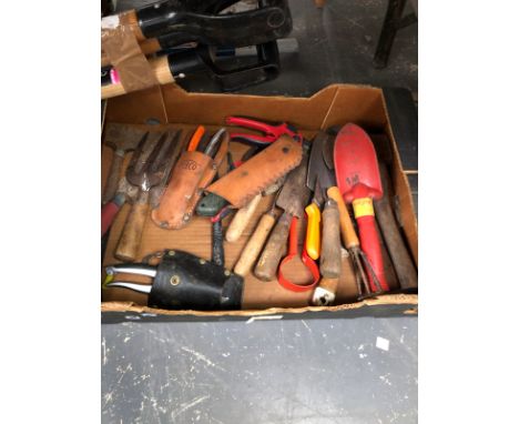 A BOSCH HEDGE TRIMMER, VARIOUS GARDEN TOOLS AND A SLEDGE HAMMER. 