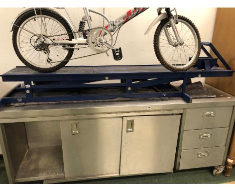 A GOOD QUALITY MOTORCYCLE WORK BENCH. 