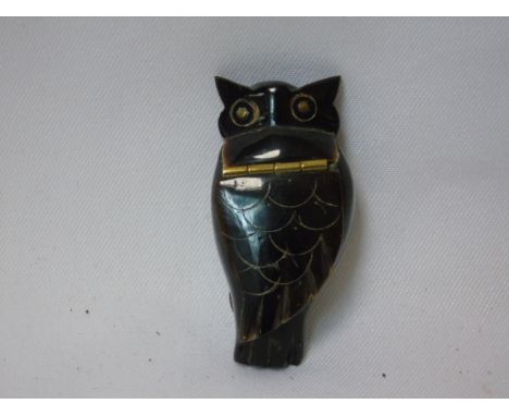 Carved horn snuff box in the form of an owl