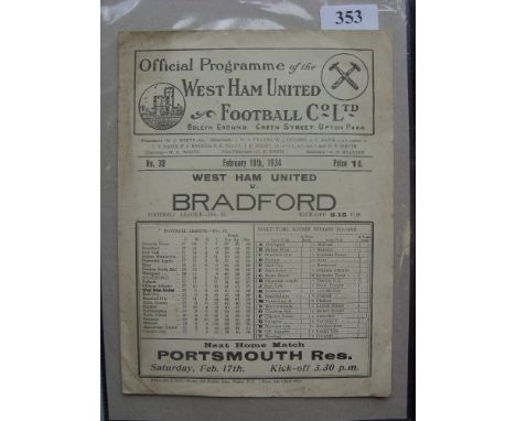 1933/34 West Ham Utd v Bradford Park Avenue, a programme from the game played on 10/02/1934, white trim