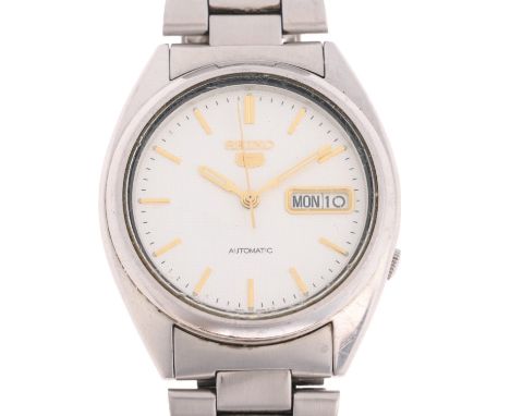 SEIKO 5 - a stainless steel automatic calendar bracelet watch, ref. 7S26-0480, silvered textured dial with gilt baton hour ma
