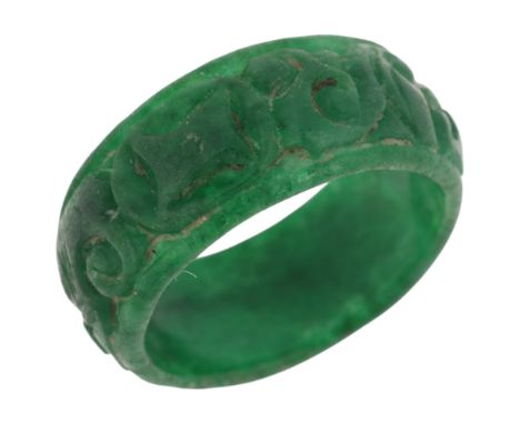A Chinese carved jade band ring, band width 9.4mm, size R, 3.8gNo damage or repair, no chips or cracks