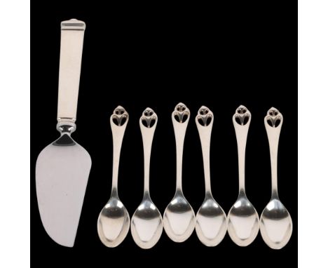 TIFFANY & CO - a set of 6 sterling silver 'Cummings' teaspoons, 10.5cm, 4.3oz, and a Tiffany silver-handled cake serving slic
