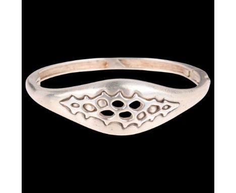 A Continental brutalist silver hinged bangle, maker SM, unmarked mount tests as silver, setting height 19.8mm, internal circu