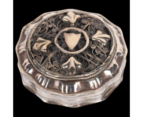 An Antique Dutch silver snuff box, with applied fleur-di-lis and wirework decoration, stamped with maker's mark, 6cm, 1.1ozNo