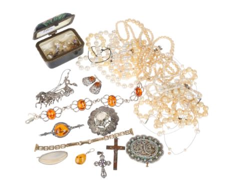 Various jewellery, including pearl necklaces, amber bracelet, etcLot sold as seen unless specific item(s) requested