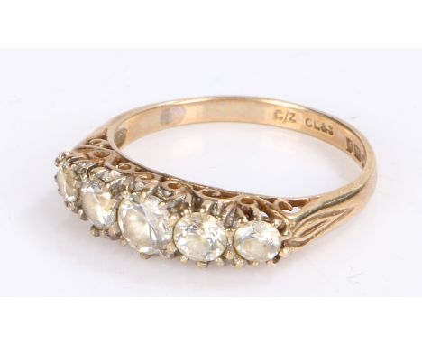 9 carat gold ring set with graduated clear paste, ring size O 1/2, 2.7g