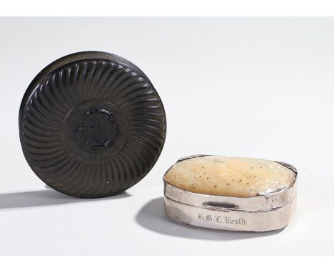 Two 19th Century snuff boxes, the first snuff box in pressed horn and tortoiseshell with an intriguing seal impression above 