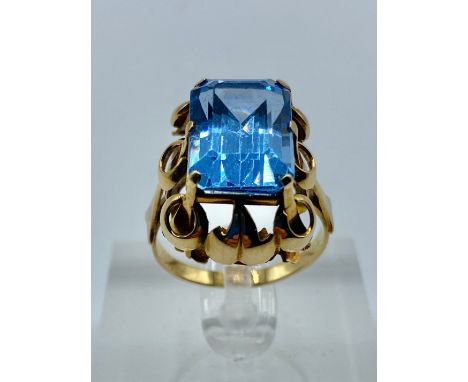 Synthetic sapphire ring to an unmarked yellow metal mount. Size R 5.2g 