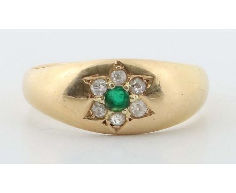 Bandring mit Smaragd und DiamantenBirmingham/England, 1918, Gelbgold 750, Ringschiene zum Kopf hin verbreitert und zentral be