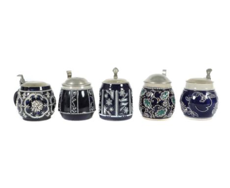 5 Jugendstil-BierseidelWesterwald, Feinsteinzeug, Salzglasur in Blau, 2x Dümler &amp; Breiden: 1x Kugelform mit stil. Blumend
