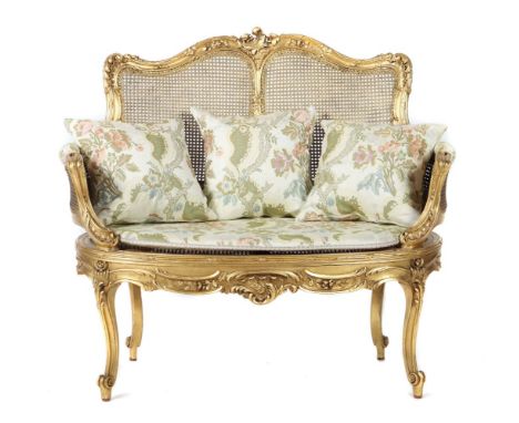 Zweisitzer im Louis XV-Stilum 1900, kl. goldfarbenes Sofa im Rokokostil, Holz und Korbgeflecht, die Armlehnen gepolstert, daz