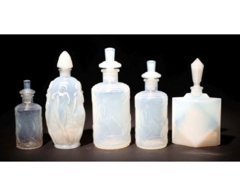 5 Milchglas-Flakons4x Marius-Ernest Sabino und 1x Minelli, Paris, 1. H. 20. Jh., kräftig opalisierendes Glas, in die Form gep