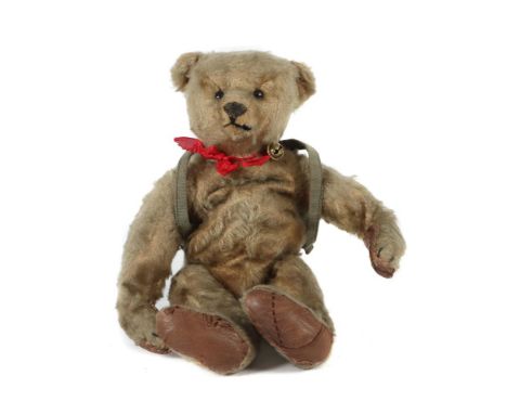 TeddybärSteiff, wohl 1906-1933, Mohair, hellbraun/blond, Stecknadelaugen, lange abgeknickte Arme, Buckel, Nase und Tatzen sch
