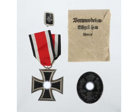 2 Orden &amp; 1 Abzeichen1914-1939, 1 x EK 1 2. Klasse, 1813-1939, geschwärzter Eisenkern, Silberzarge, Bandstück; 1 x Verwun