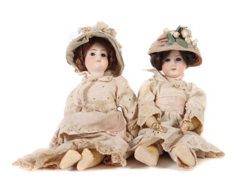 2 MädchenpuppenTheodor Recknagel, um 1920, Porzellankurbelkopf, Halsmarke: 1909 DEP R 7/0A bzw. DEP R 6/0 A; Porzellankurbelk