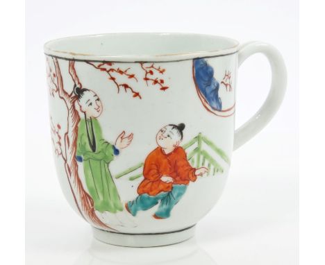 18th century Worcester coffee cup with notched loop handle, painted in the Chinese famille rose style, with three figures at 