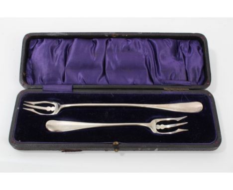 Pair early 20th century silver pickle forks in the form of tridents, in a fitted case (Import marks for Birmingham 1904), lon