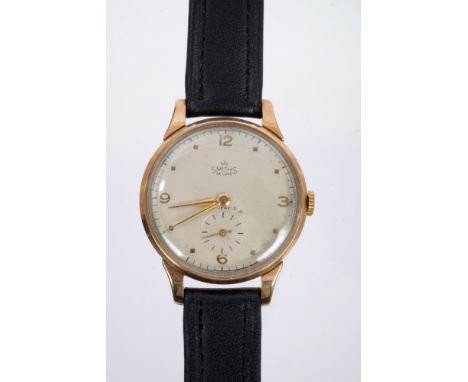 1950s gentlemen's Smiths Deluxe gold (9ct) wristwatch with fifteen jewel manual movement in circular rose gold case, on black