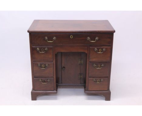 Good George II mahogany kneehole desk - the broad crossbanded moulded top with re-entrant angles and having seven drawers - e