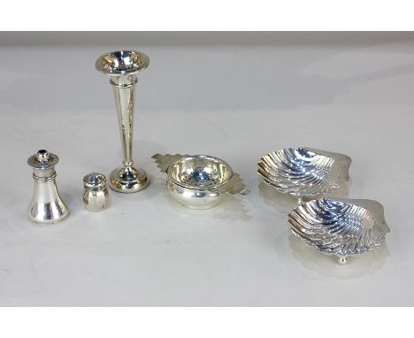 A pair of Edward VII silver shell shaped dishes on ball feet, maker Atkin Brothers, Sheffield 1901, 9.5cm, a George V silver 