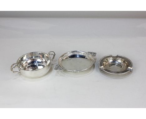 An Edward VII silver circular trinket dish with pierced handles and border, makers George Nathan and Ridley Hayes, 14.5cm, a 