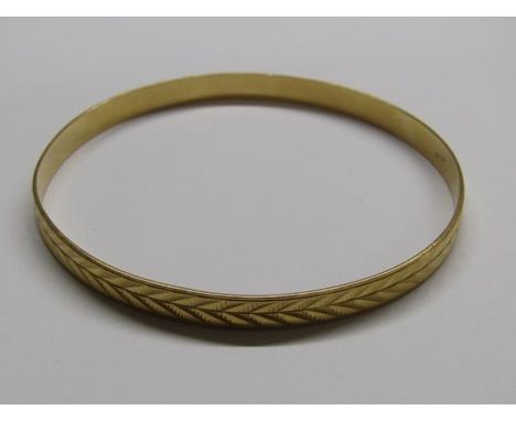 18ct gold (tested as) patterned bangle - total weight 15.7g