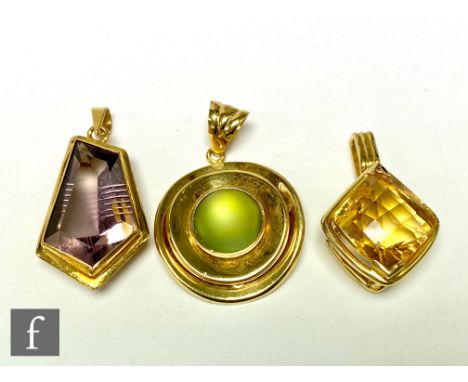 Three 18ct single stone pendants and irregular cut amethyst length of stone 25mm, a facet cut citrene and an opaque green sto