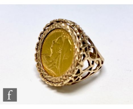 A 9ct hallmarked half sovereign ring with loose set Victorian sovereign dated 1900, total weight 8.6g, ring size M. 