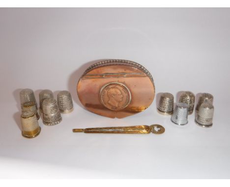 AN OVAL SNUFF BOX, the hinged lid set with a coin dated '1834', and a collection of thimbles 