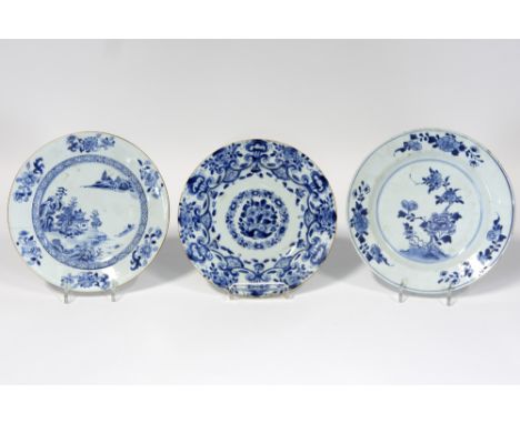 three 18th Cent. Chinese plates in porcelain with blue-white decors || Drie achttiende eeuwse Chinese borden in porselein met