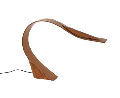 illegibly marked nineties' design desk lamp || Onleesbaar gemerkte 1990's design lamp in hout  -  hoogte : 41,5 cm 