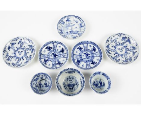 eight pieces of 18th Cent. Chinese porcelain with blue-white decors : five small plates and three cups || Lot (8) achttiende 