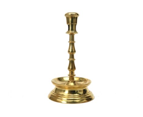 presumably 16th Cent. brass candlestick || Waarschijnlijk zestiende eeuwse kandelaar in koper  -  hoogte : 21 cm 