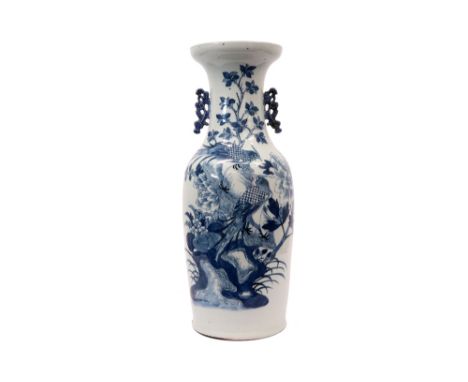 Chinese vase in porcelain with a blue-white decor with birds || Chinese vaas in celadon porselein met een blauwwit decor met 