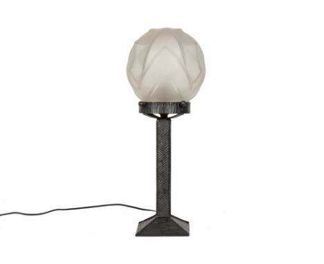 French Art Deco-lamp in wrought iron and glass || Franse Art Deco-lamp met voet in smeedijzer en met bolle kap in gesatineerd