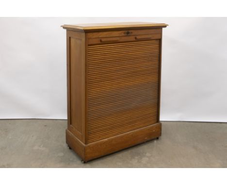 1920's bureau cabinet with roller shutter || Bureau-rangeermeubel met rolluik van de jaren 1920 