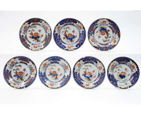 series of seven 18th Cent. Chinese plates in porcelain with a verte-Imari lotus flower decor || Serie van zeven Chinese achtt