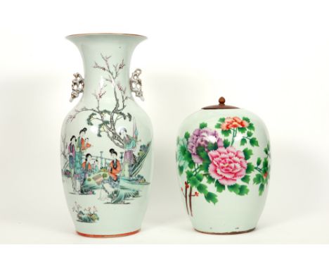 vase and ginger jar (with wooden lid) in Chinese porcelain with polychrome decors || Lot (2) Chinees porselein met polychroom