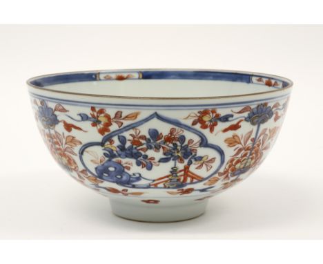 18th Cent. Chinese bowl in marked porcelain with a floral Imari decor  || Achttiende eeuwse Chinese bowl in gemerkt porselein