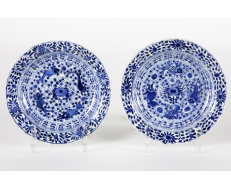 pair of small 17th/18th Cent. Chinese Kang Hsi plates in marked porcelain with a blue-white decor with fishes and crab || Paa